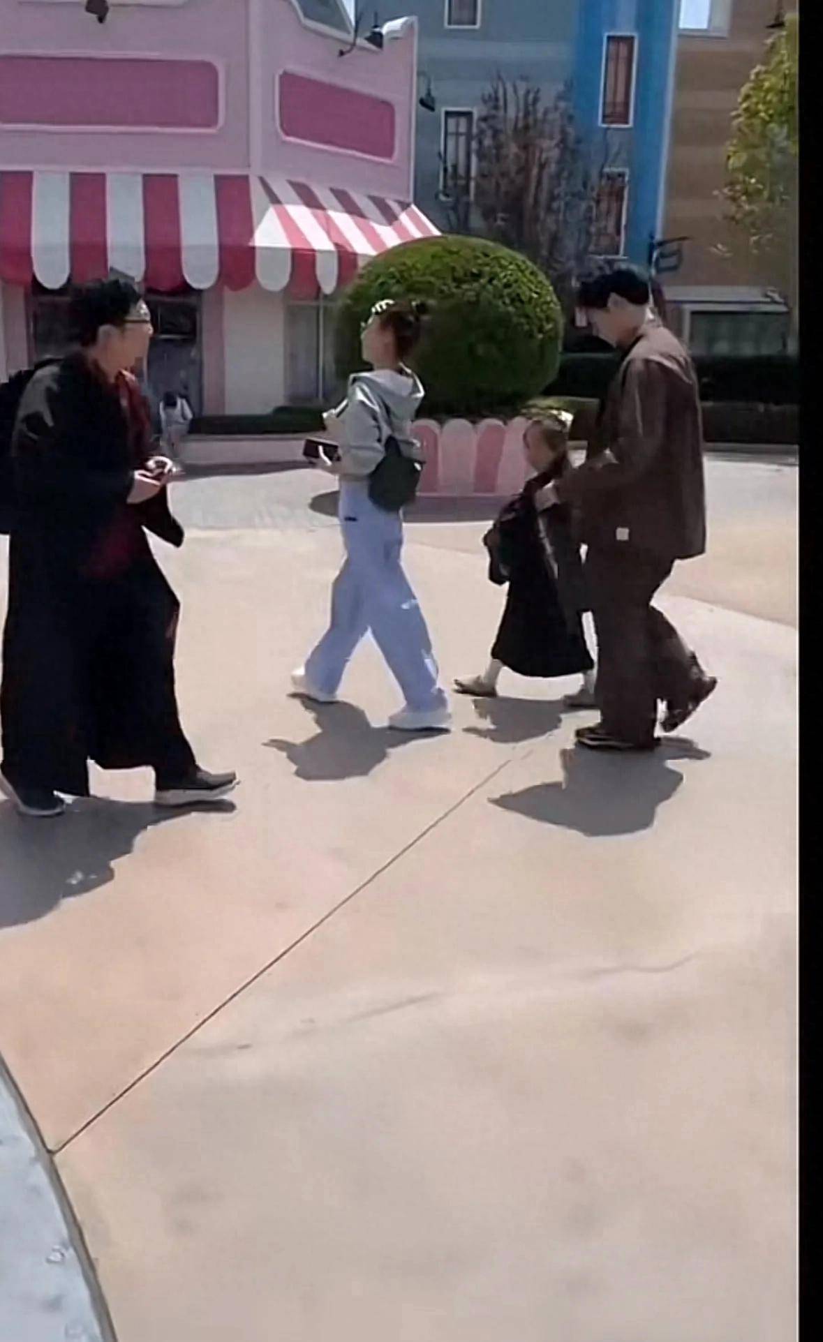 再曝光离婚多年默契依旧被夸负责好爸AG真人旗舰厅曹云金与前妻带娃画面(图2)