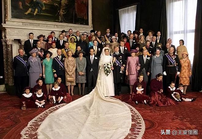 花服51岁的她温婉美艳曾用三周搞定王储AG真人娱乐网址荷兰王后隔15年再穿百(图9)